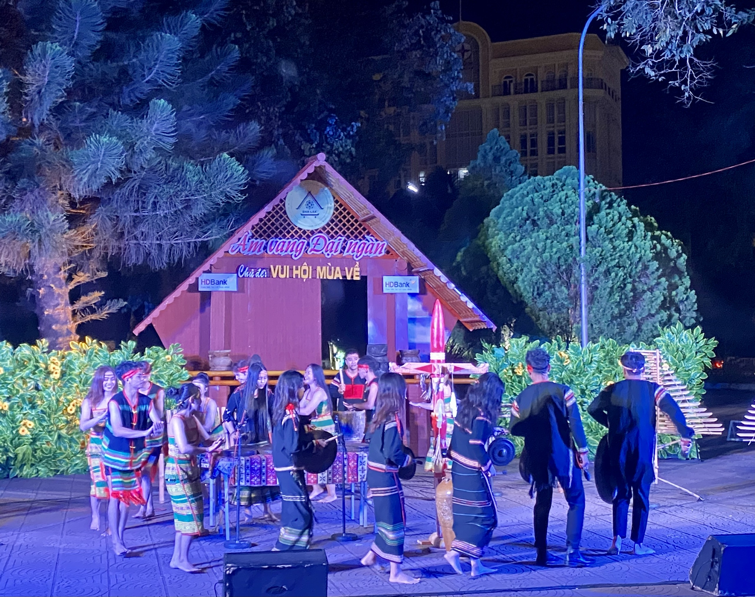 CHƯƠNG TRÌNH BIỂU DIỄN VĂN HÓA CỒNG CHIÊNG "ÂM VANG ĐẠI NGÀN" PHỤC VỤ NHÂN DÂN VÀ DU KHÁCH